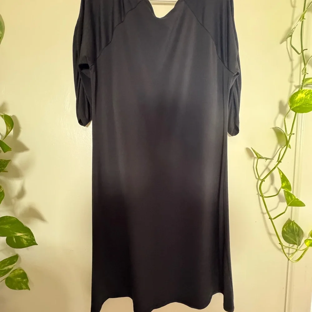 Match Black Garment with Subtle Gold Detail/2XL
